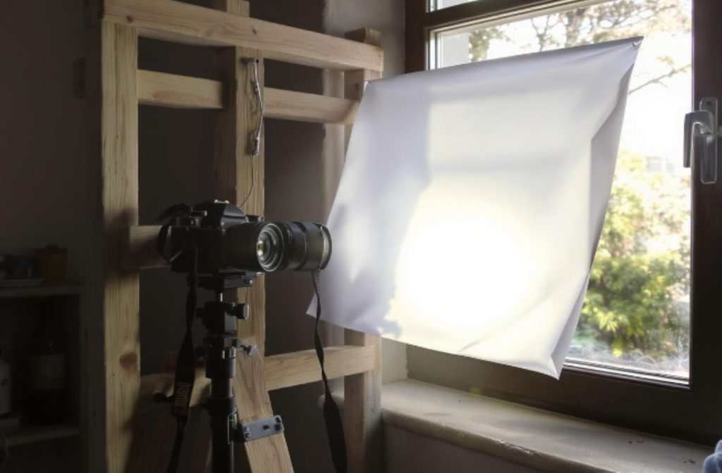 Sistema artesanal de impresión fotográfica que utiliza luz natural dirigida a través de una pequeña abertura y reflectores improvisados.

